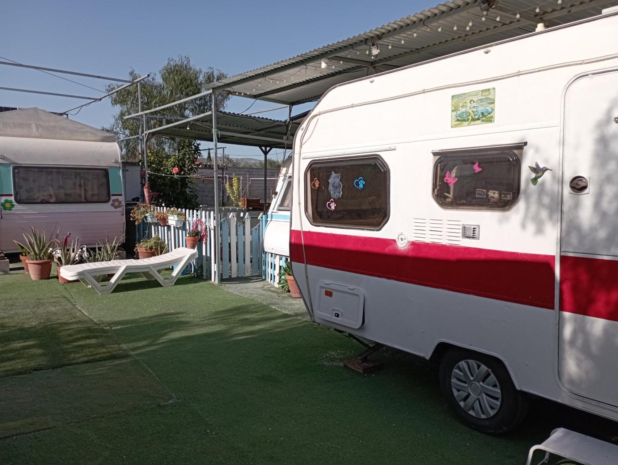 Caravanas Y Habitaciones Para Relajarse Сакс Стая снимка